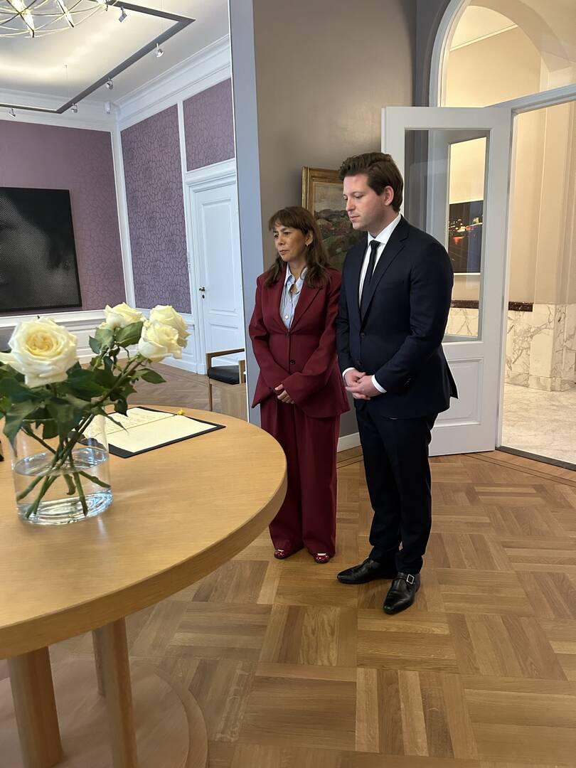 Beide Kamervoorzitters op de Noorse ambassade bij het condoleanceregister