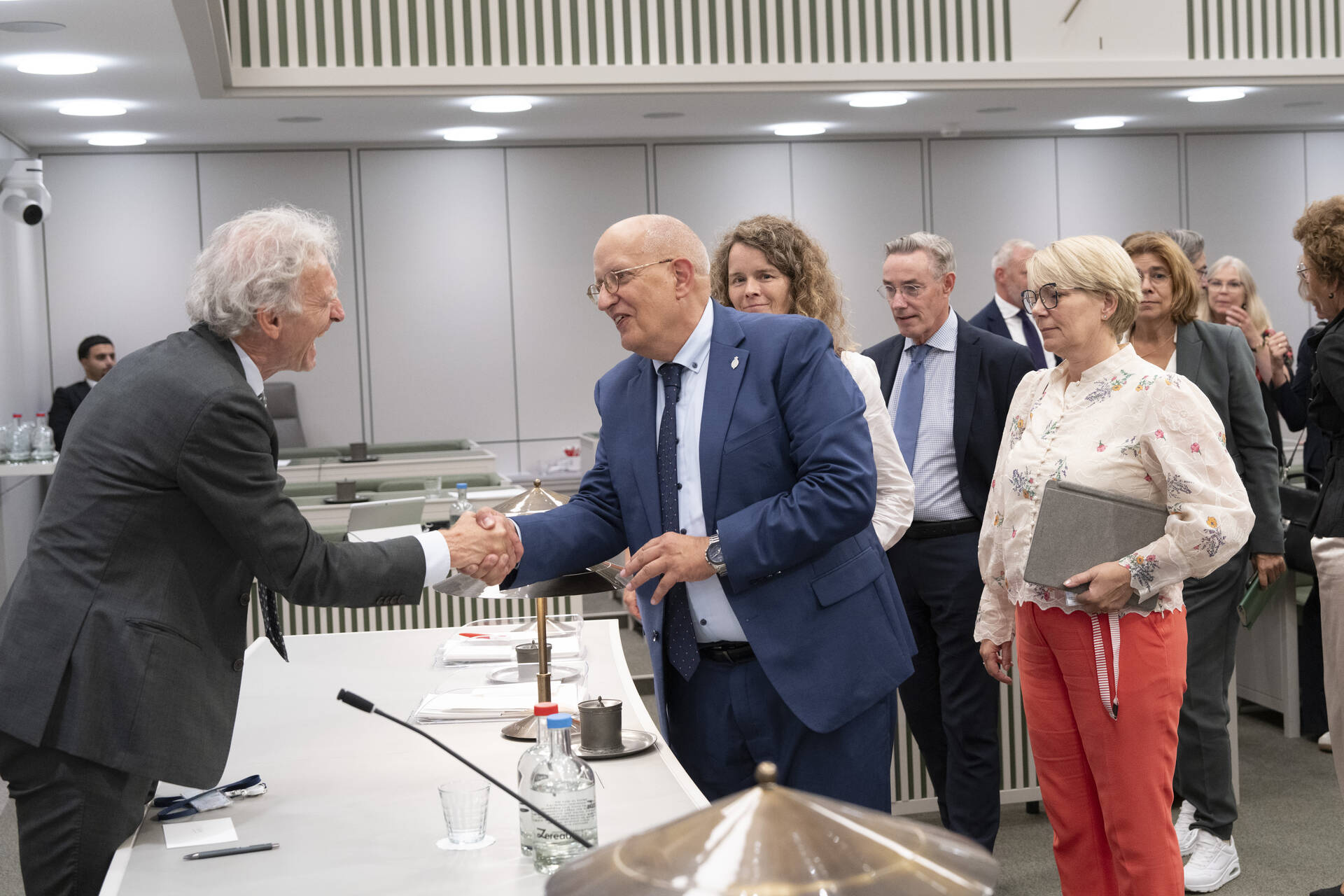 Felicitaties voor senator Rosenmöller na de stemming over zijn voorstel