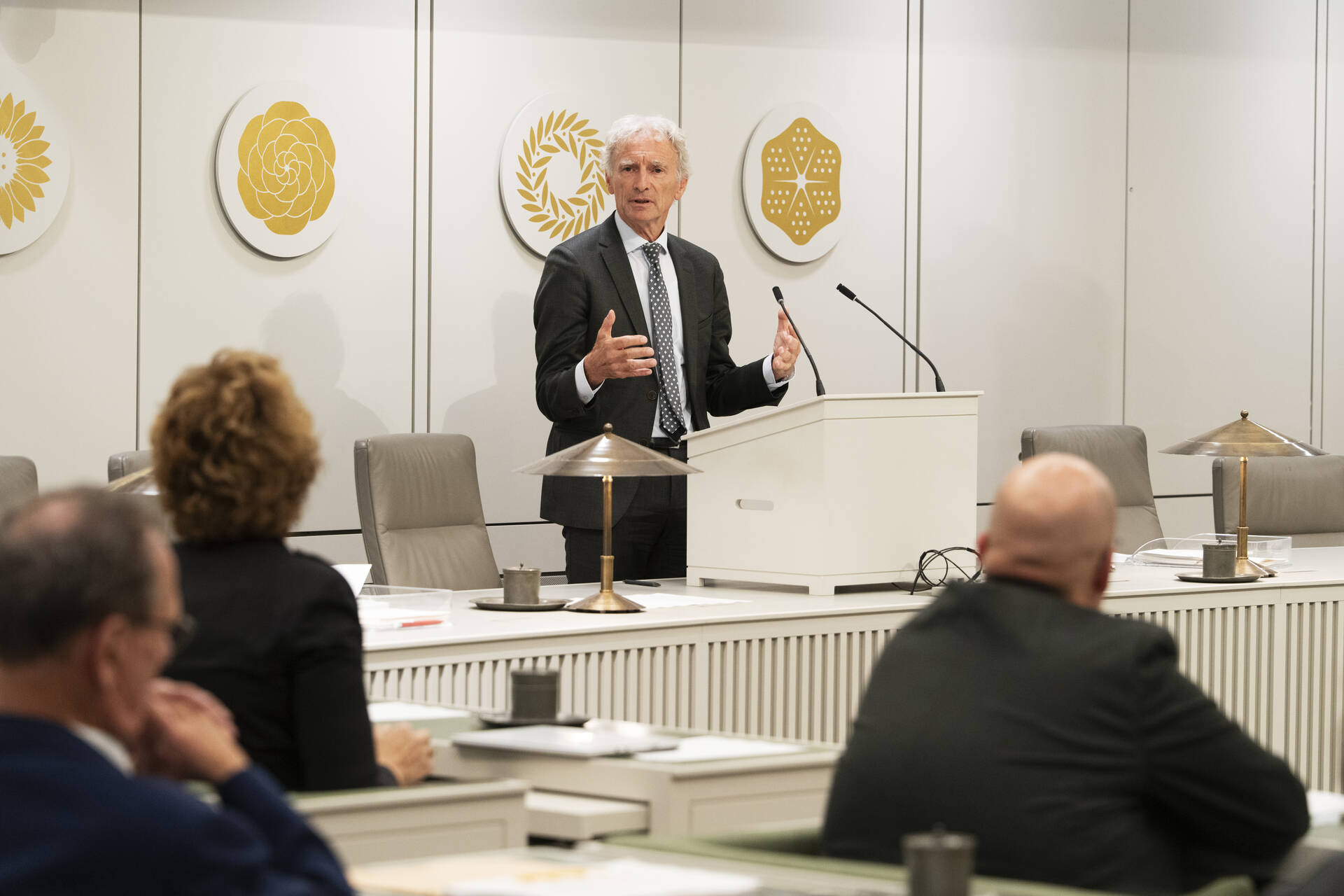 Senator Rosenmöller tijdens het debat op 8 september 2026