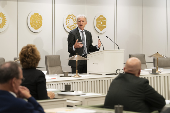 Senator Rosenmöller tijdens het debat op 8 september 2026