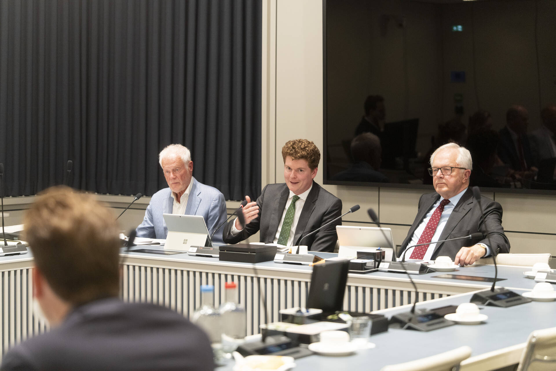 Senator Kanis stelt vragen tijdens het mondeling overleg over het Luchthavenverkeerbesluit Schiphol