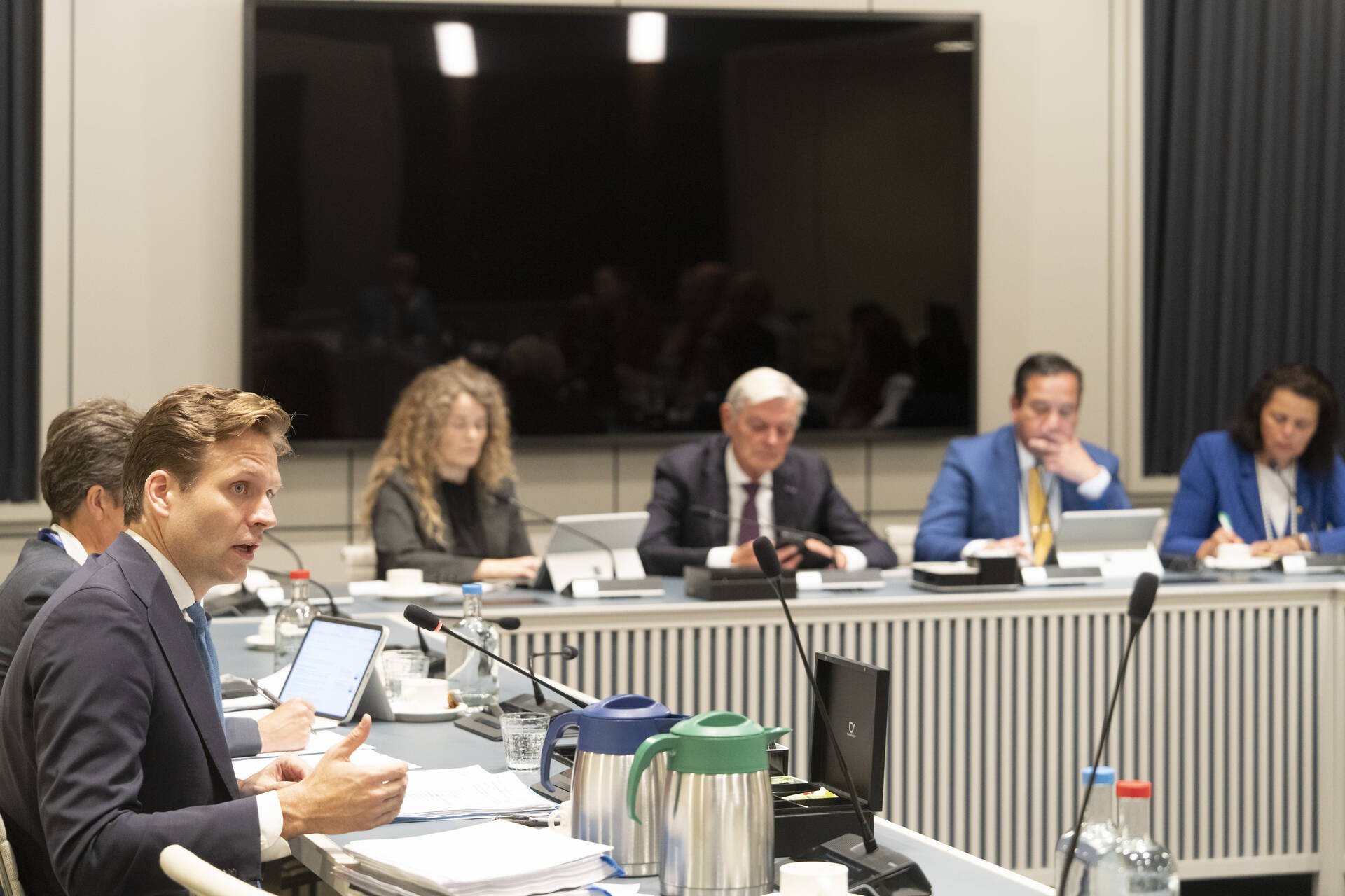 Minister Karremans beantwoordt vragen tijdens het mondeling overleg over het Luchthavenverkeerbesluit Schiphol
