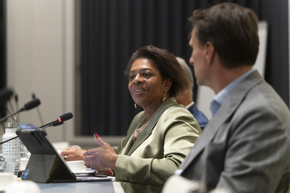 De commissie BIZA in gesprek met de voormalige Staatscommissie tegen Discriminatie en Racisme