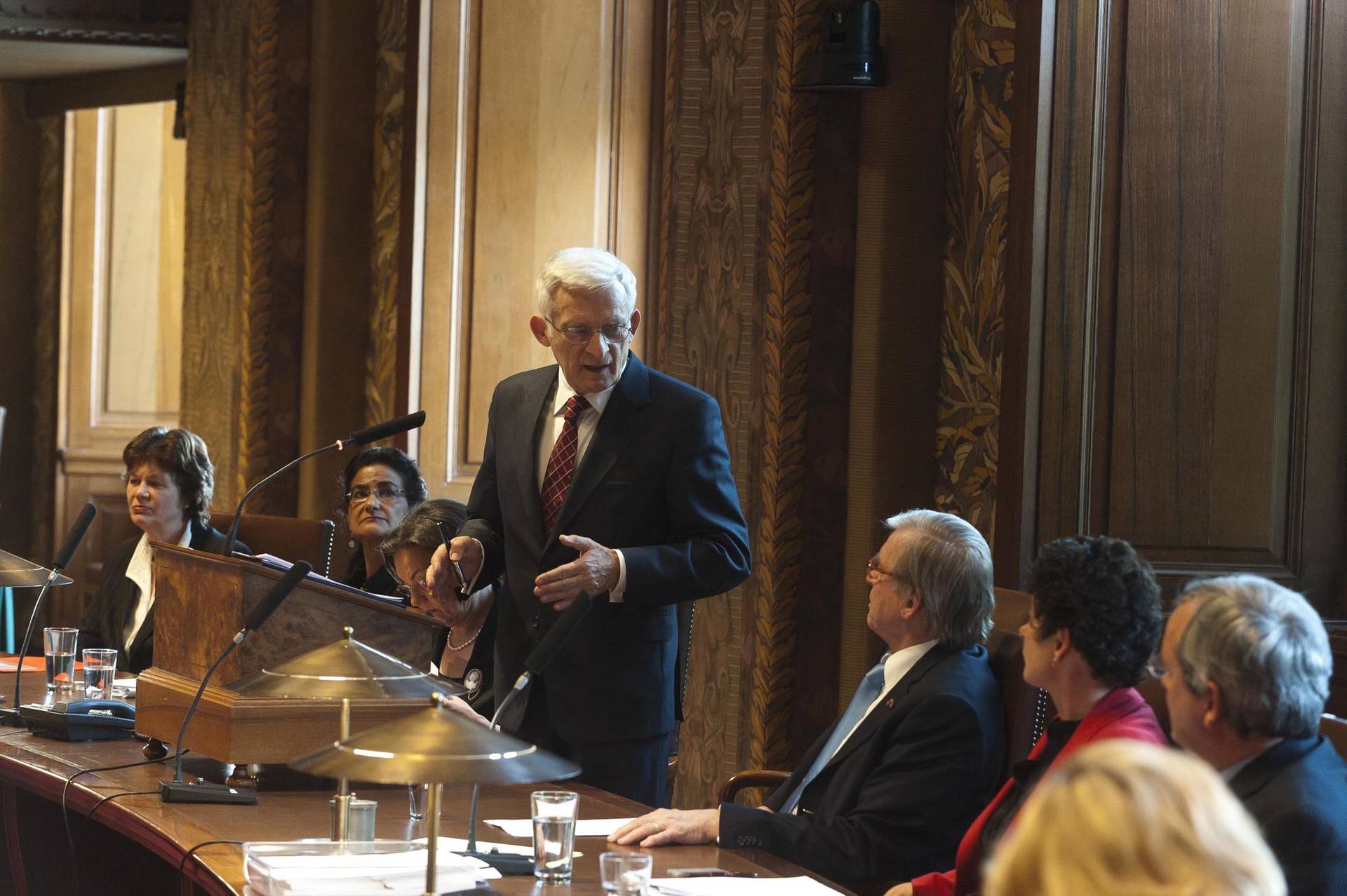 Ontmoeting Buzek met leden van de Eerste en Tweede Kamer in de plenaire zaal van de Eerste Kamer