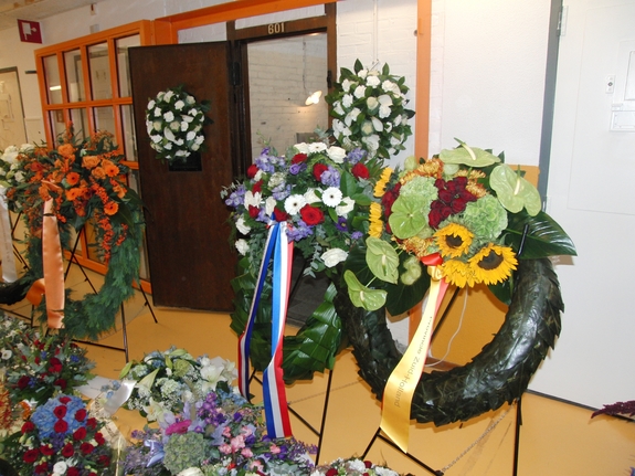 Foto van kranslegging bij de herdenking van Oranjehotel Scheveningen