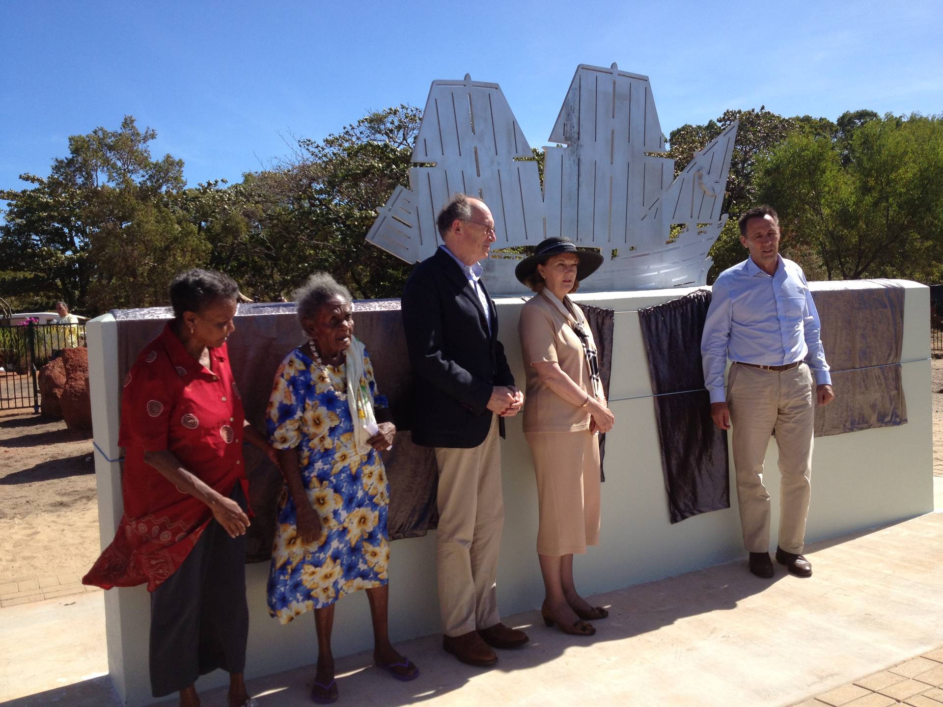 Eerste Kamervoorzitter Fred de Graaf en Gouverneur van Queensland, Ms. Penelope Wensley voor het monument