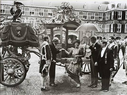 Prinsjesdag 1989. Koningin Beatrix stapt uit de Gouden Koets