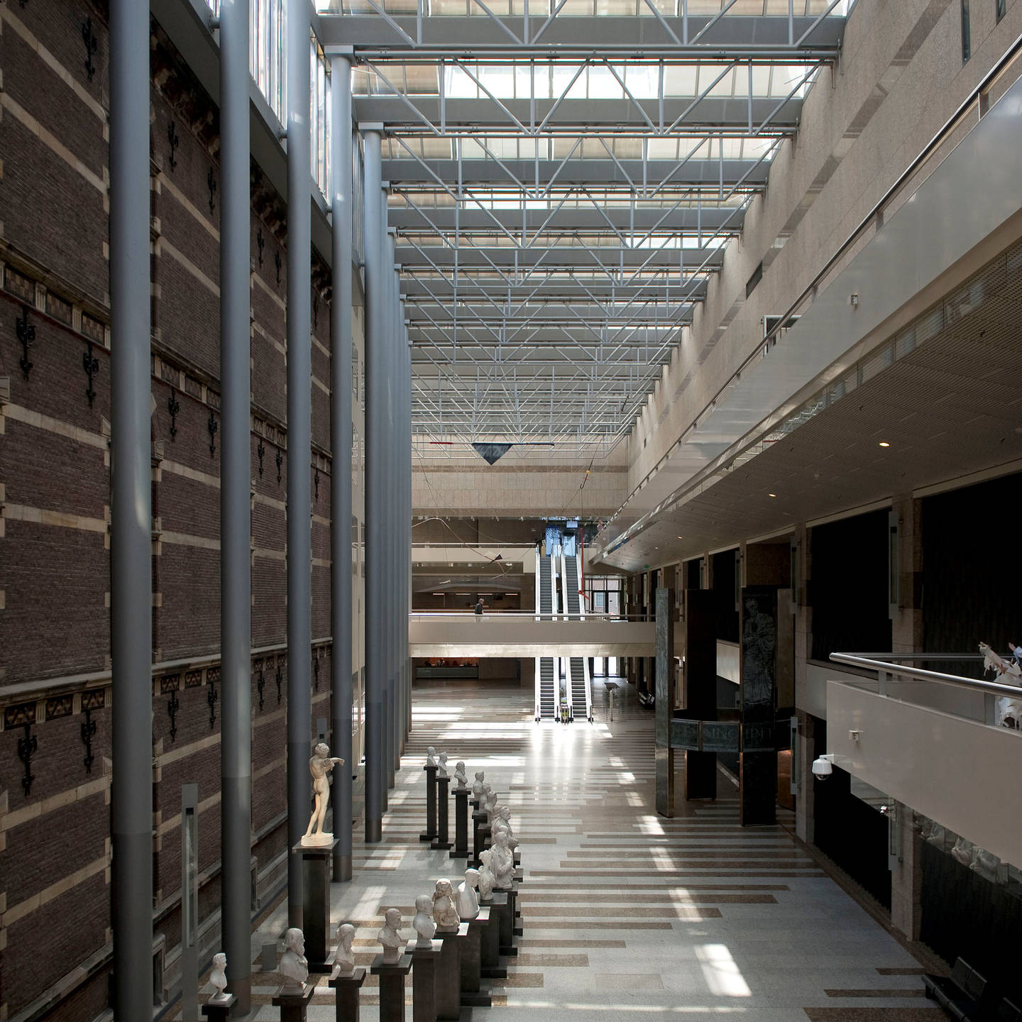 De Statenpassage met links gebouw Justitie. Op de achtergrond de lange roltrap die naar de publieke tribune van de plenaire zaal leidt.