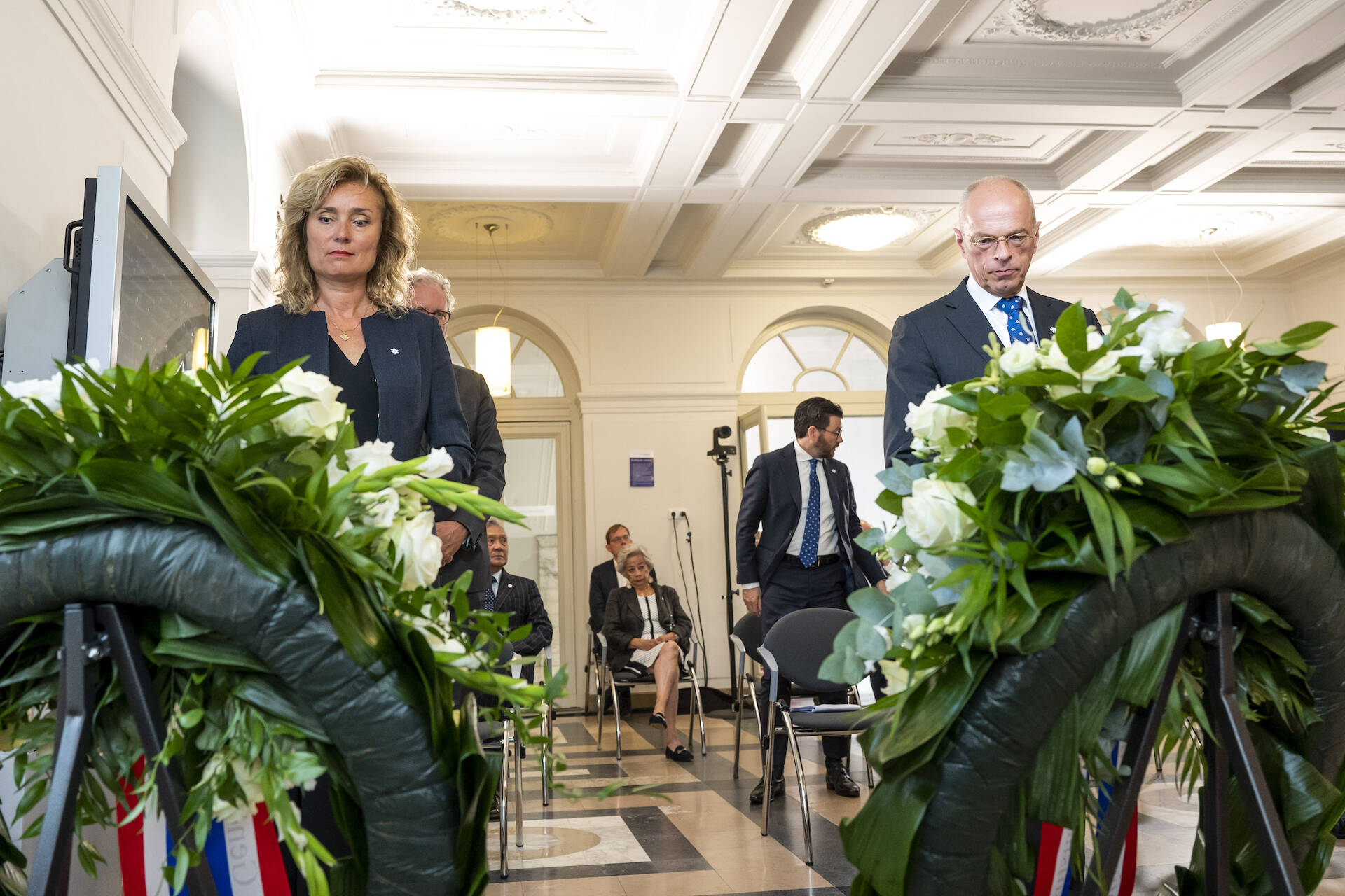 Eerste Kamervoorzitter Jan Anthonie Bruijn en Tweede Kamervoorzitter Vera Bergkamp leggen een krans bij de plaquette.