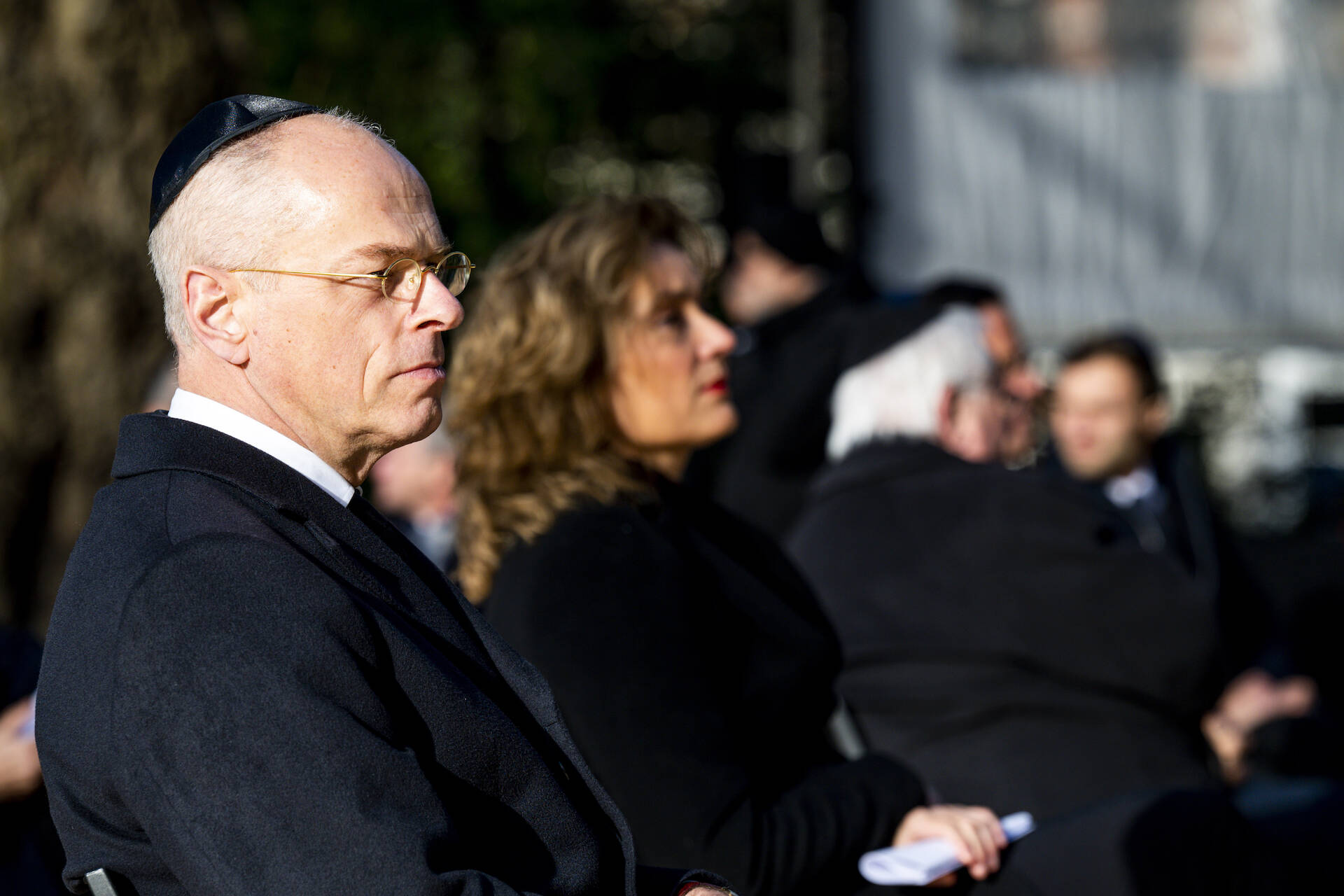 Eerste Kamervoorzitter Bruijn en Tweede Kamervoorzitter Bergkamp tijdens de Nationale Holocaust Herdenking