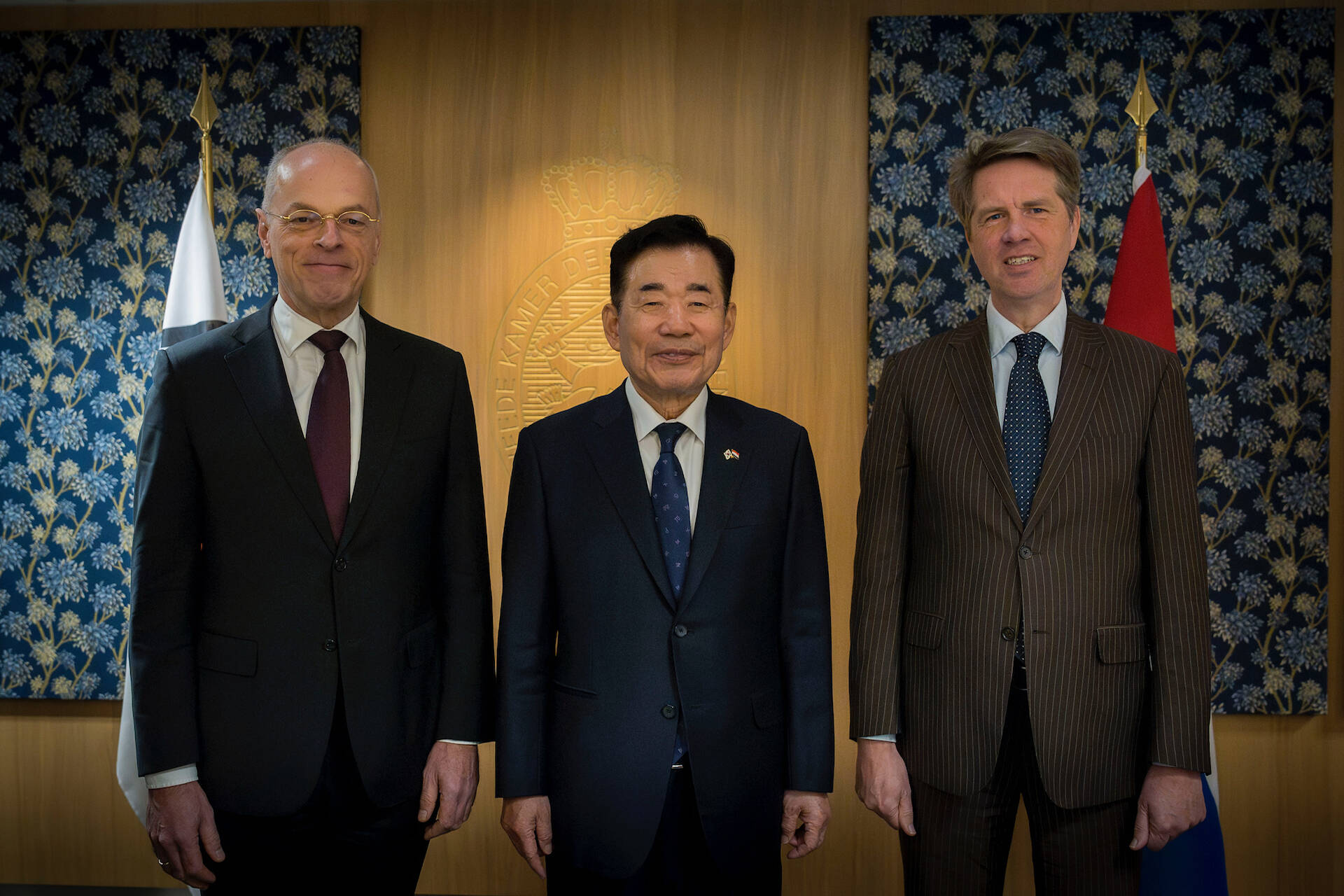 Foto van Jan Anthonie Bruijn, Kim Jin-pyo en Martin Bosma in de Tweede Kamer