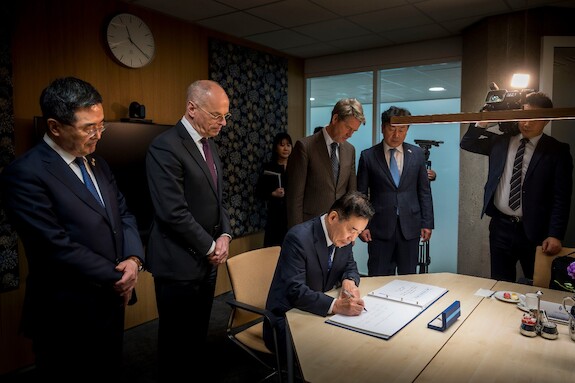 Foto van Jan Anthonie Bruijn, Kim Jin-pyo en Martin Bosma in de Tweede Kamer