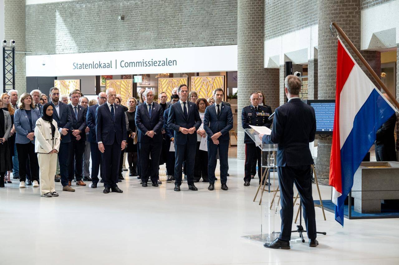 Tweede Kamervoorzitter spreekt zijn toespraak uit met op de achtergrond de aanwezigen