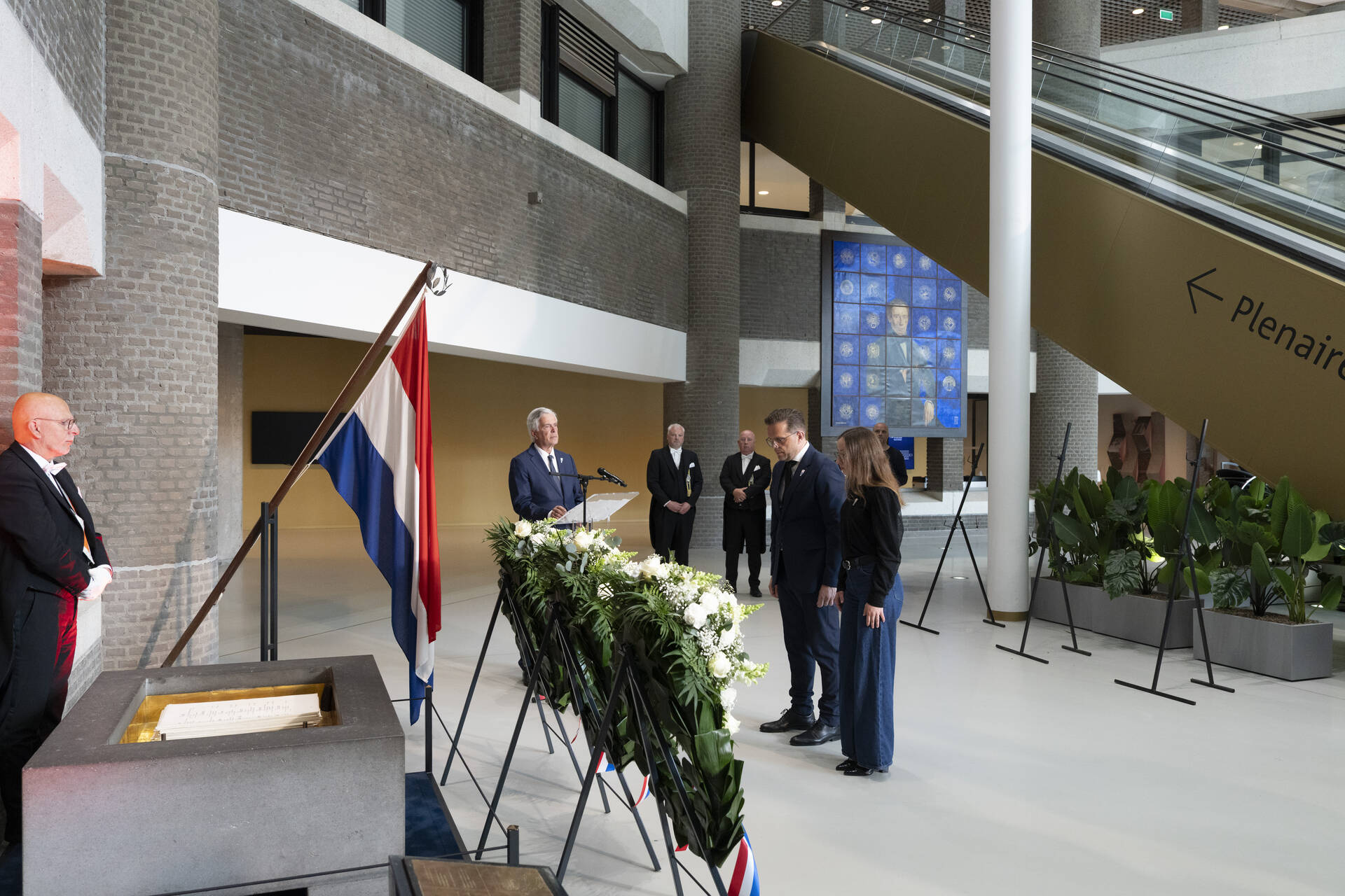 De directeur en een scholier van het Johan de Wittcollege