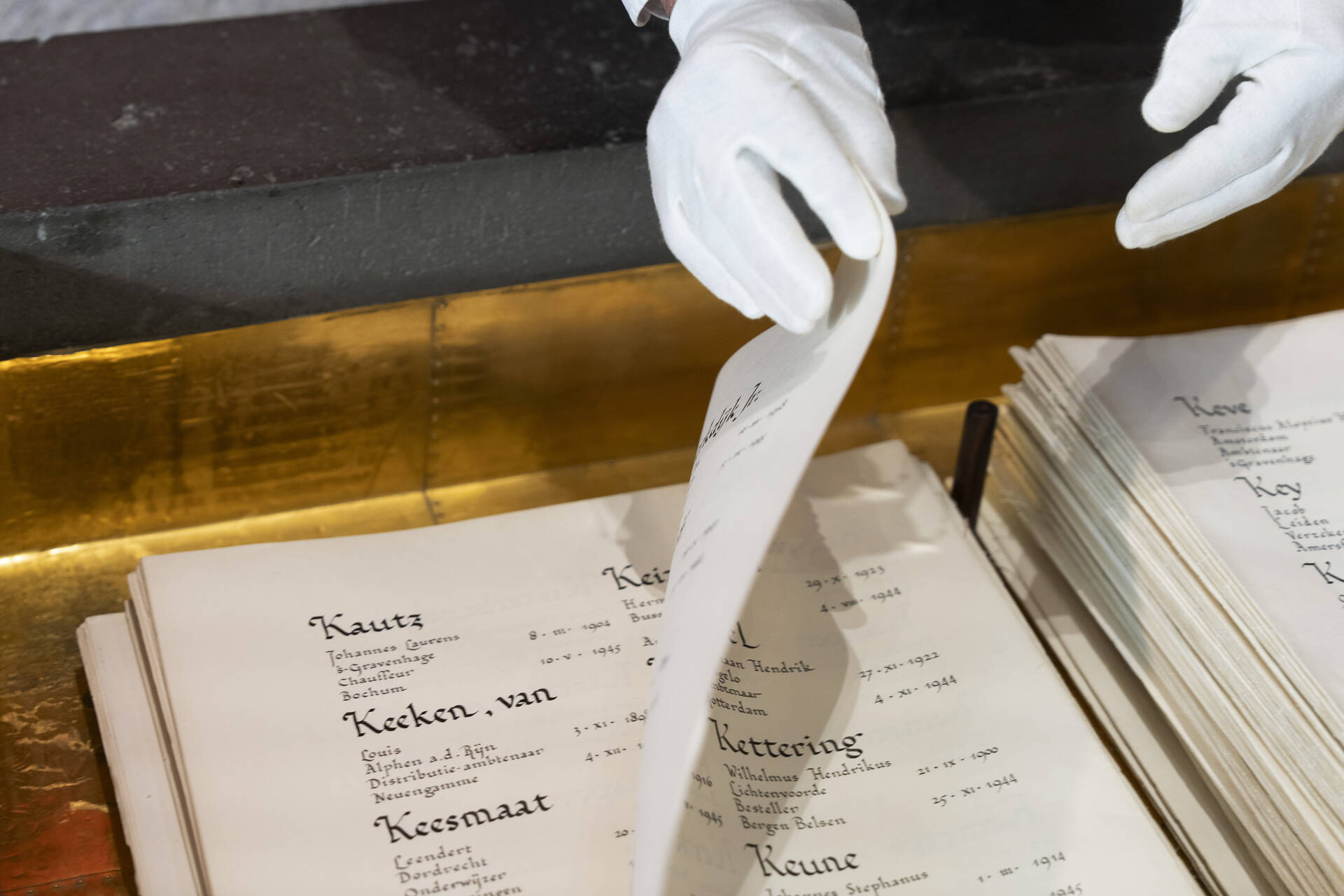 De Kamerbewaarder slaat de bladzijde om