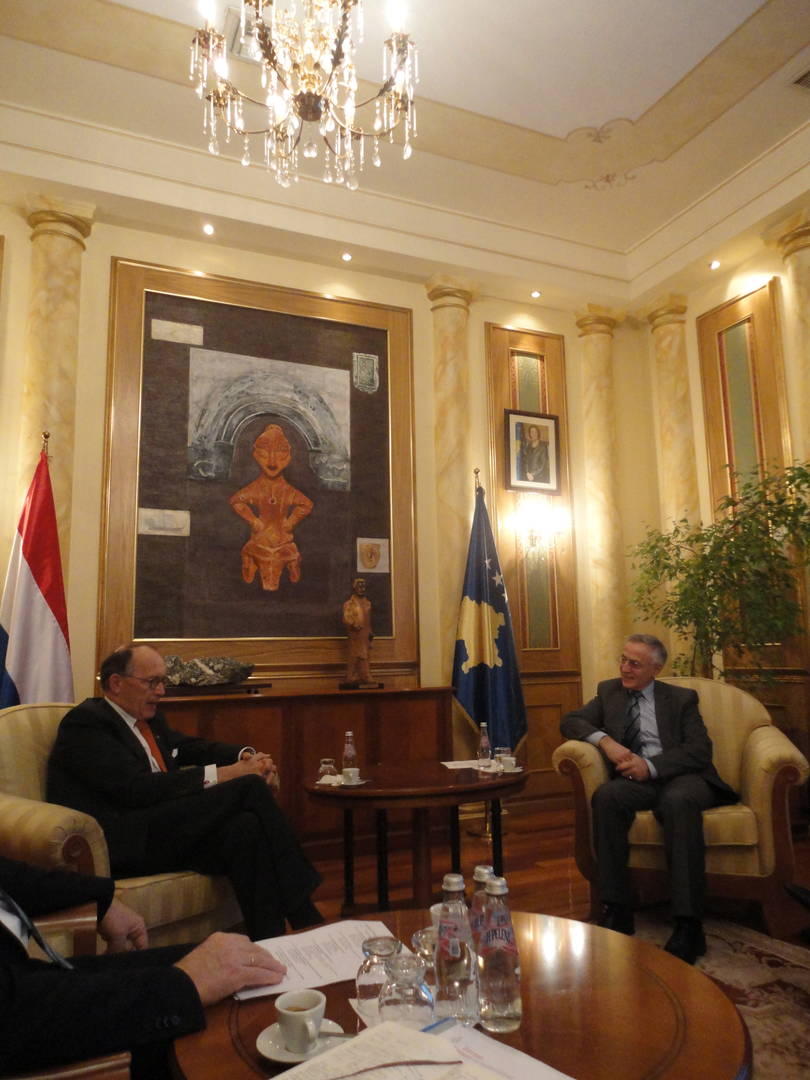 Voorzitter Eerste Kamer, Fred de Graaf, met Voorzitter Kosovaarse Parlement, Jakup Krasniqi