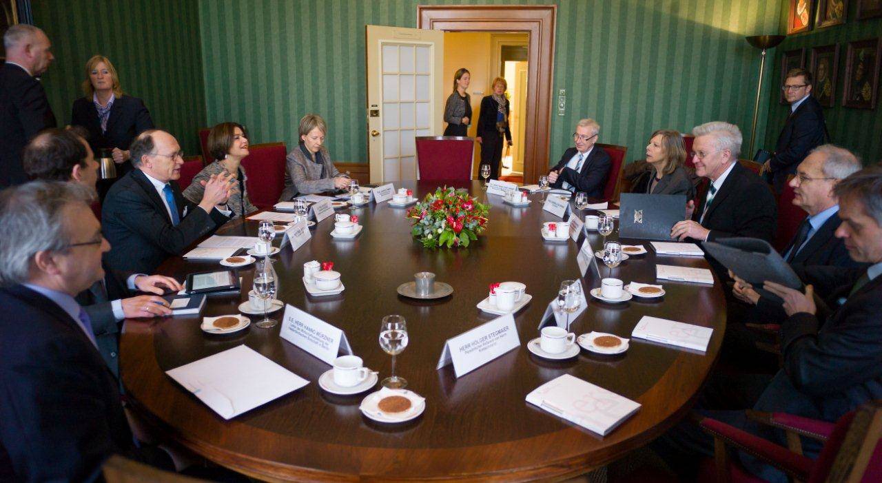 Delegatie bijeen in de Gravenkamer van de Eerste kamer bij de ontvangst van de Voorzitter Duitse Bondsraad
