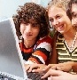 laptop met jongeren erachter