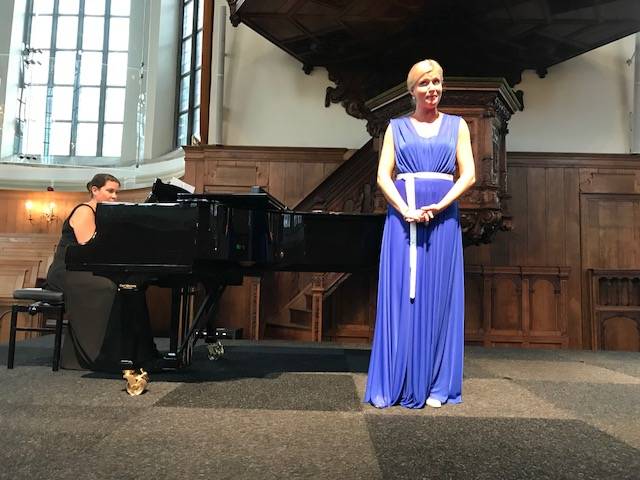Operazangeres Laura Pyrrö, begeleid door pianiste Tiina Korhonen