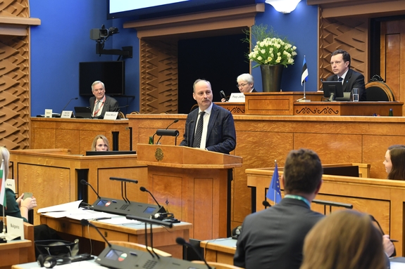 Secretaris-Generaal Klaus Welle (Europees Parlement) spreekt tijdens EU-Griffiersconferentie. Griffier Geert-Jan Hamilton (Eerste Kamer - linksboven) luistert. 