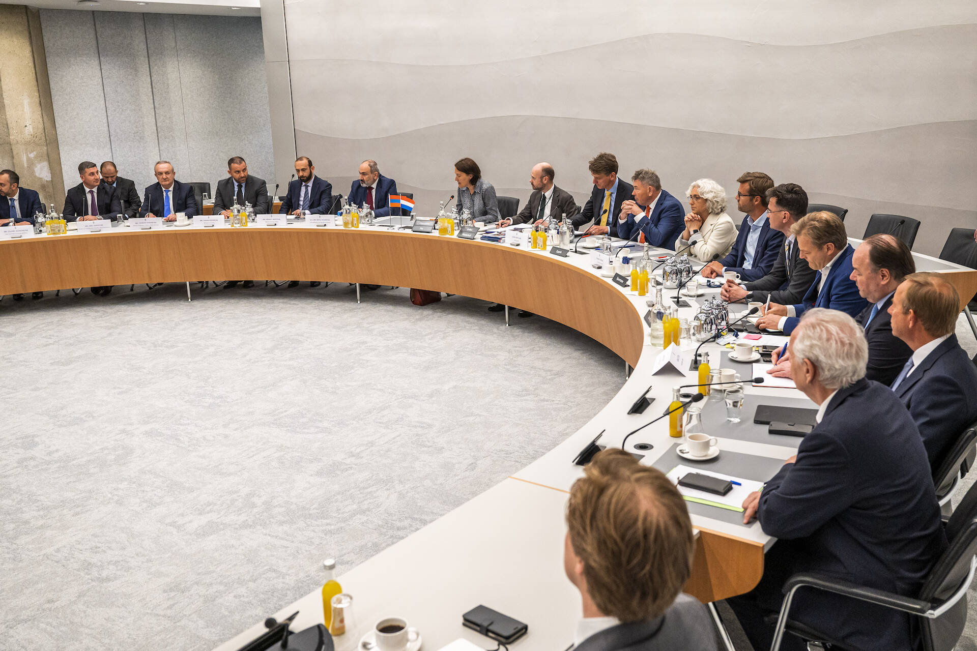 De minister-president werd aansluitend ontvangen door de Kamercommissies voor Buitenlandse Zaken van de Eerste en de Tweede Kamer.