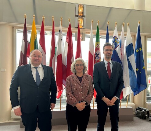 Kamerleden bij EU-conferentie Buitenlandse Zaken en Defensie: senator Otten (Fractie-Otten), senator Karimi (GroenLinks) en Tweede Kamerlid Sjoerdsma (D66)