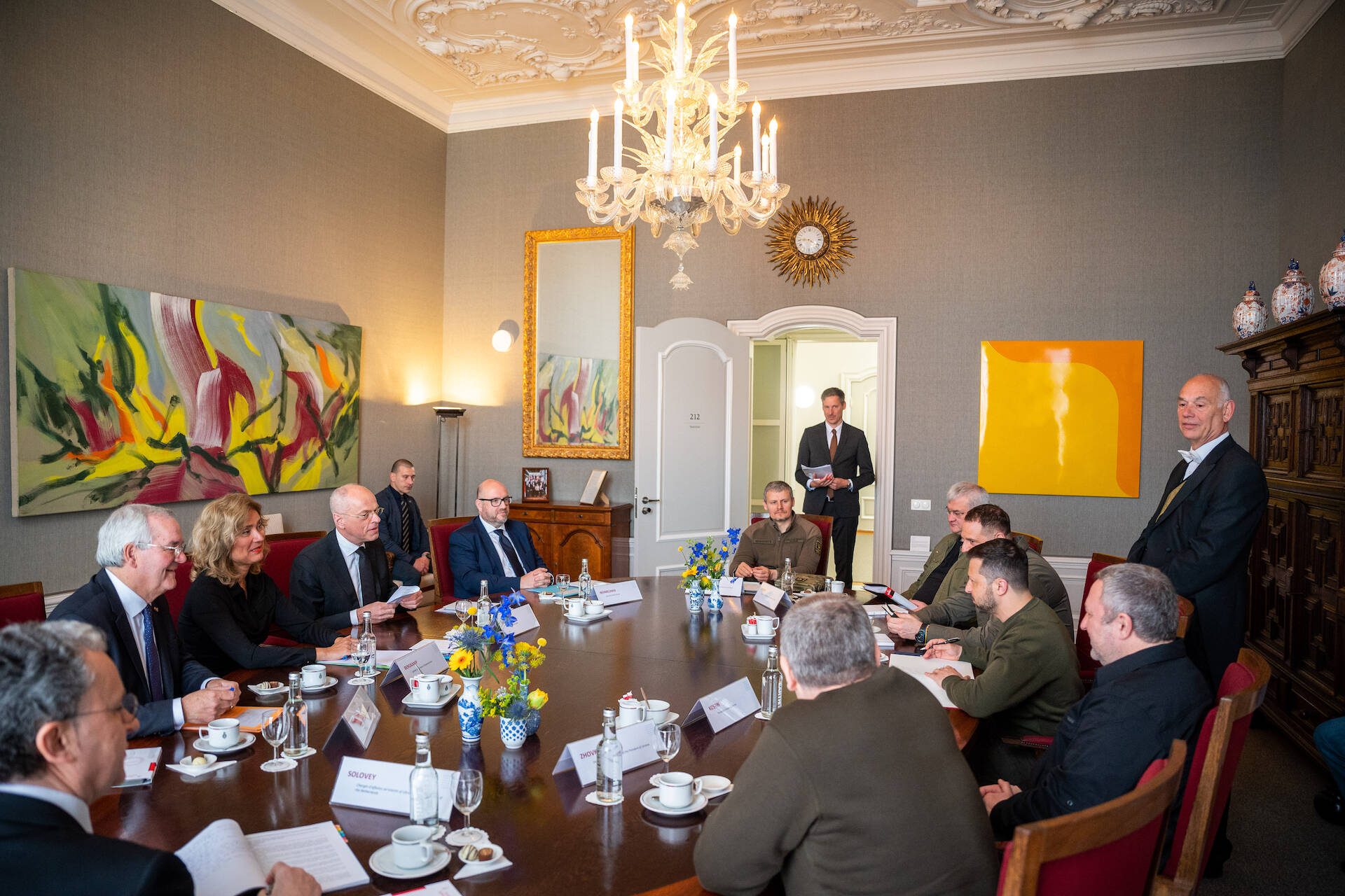 In de kamer van de Eerste Kamervoorzitter vond een korte ontmoeting plaats tussen de Oekraiense delegatie en de beide Kamervoorzitters