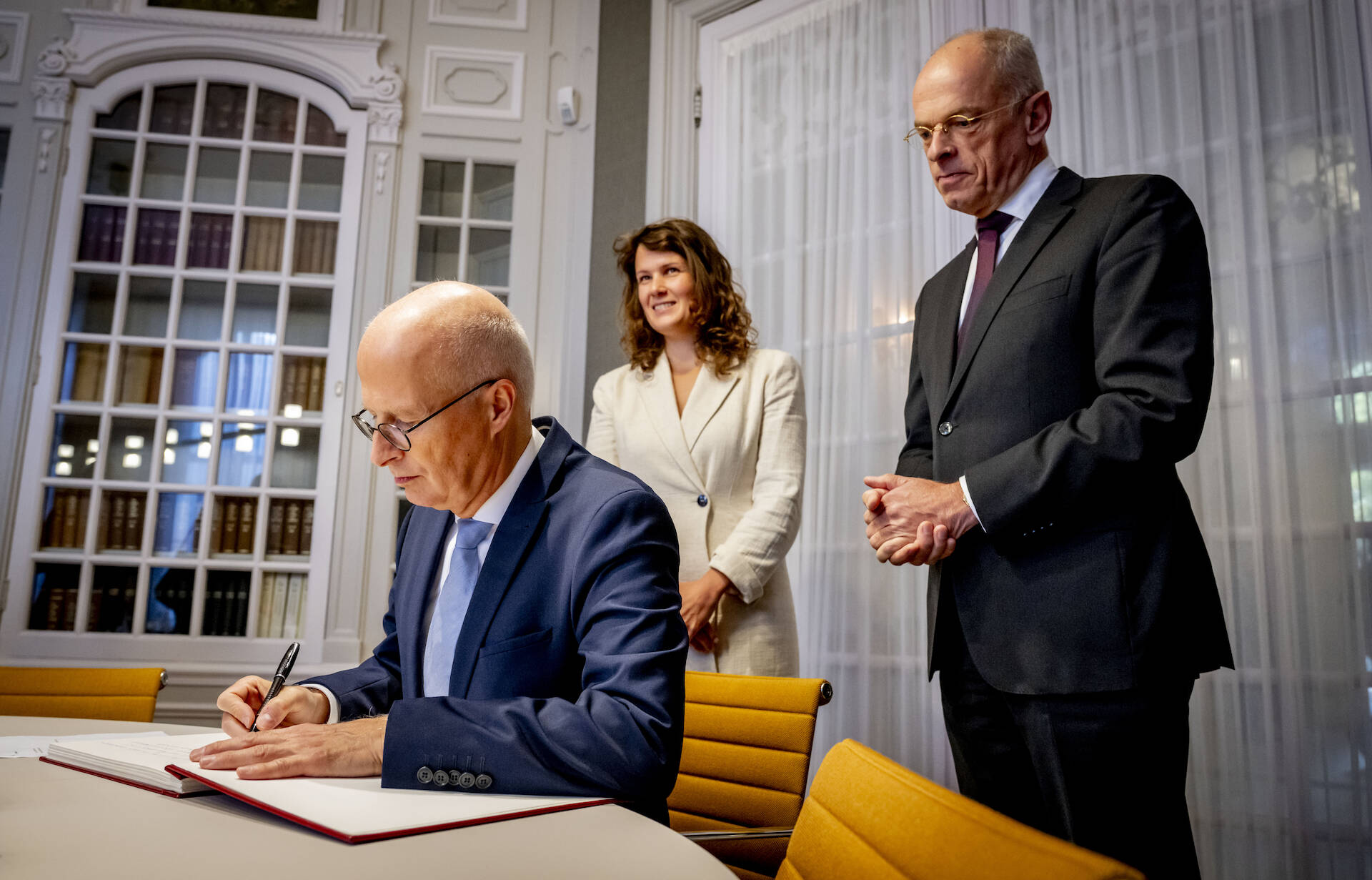 Voorzitter Duitse Bundesrat tekent het gastenboek