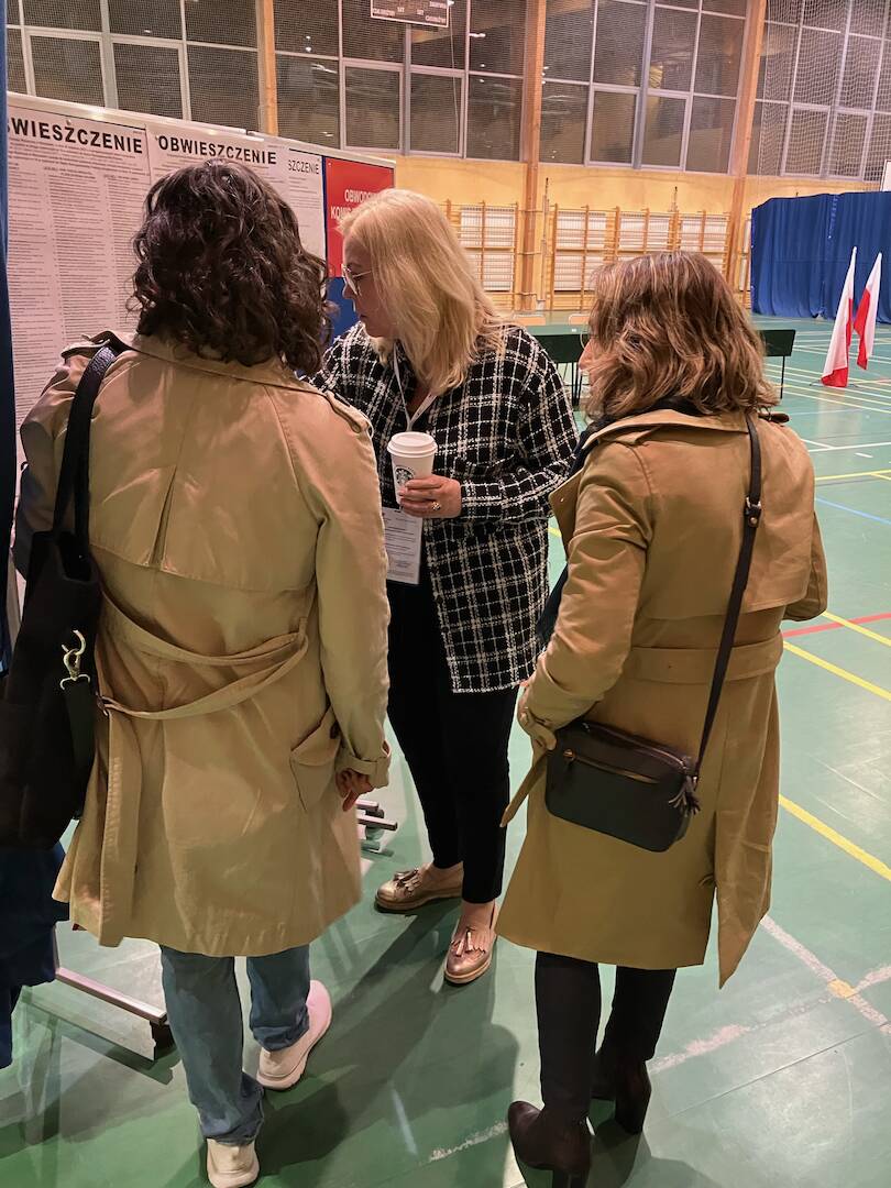 Senator Van Toorenburg op een stembureau in Polen