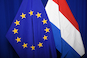Een Europese en Nederlandse vlag naast elkaar