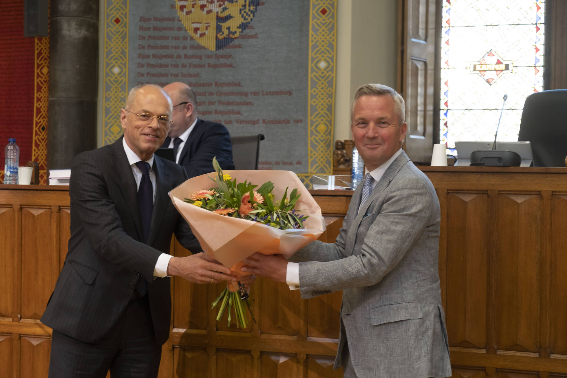 Felicitaties voor senator Van der Burg (VVD) die in het debat zijn maidenspeech hield