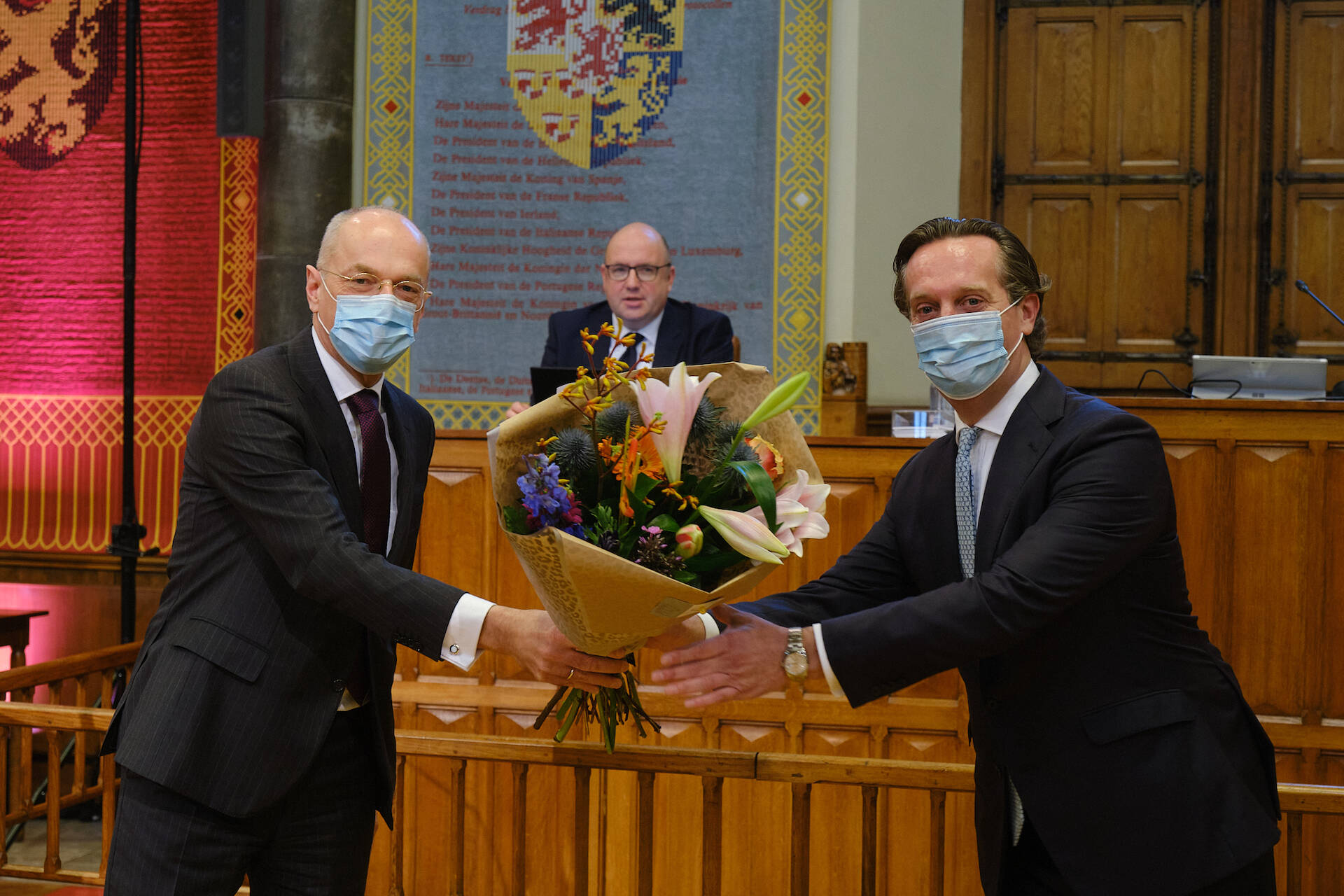  Felicitaties voor senator Berkhout die zijn maidenspeech hield