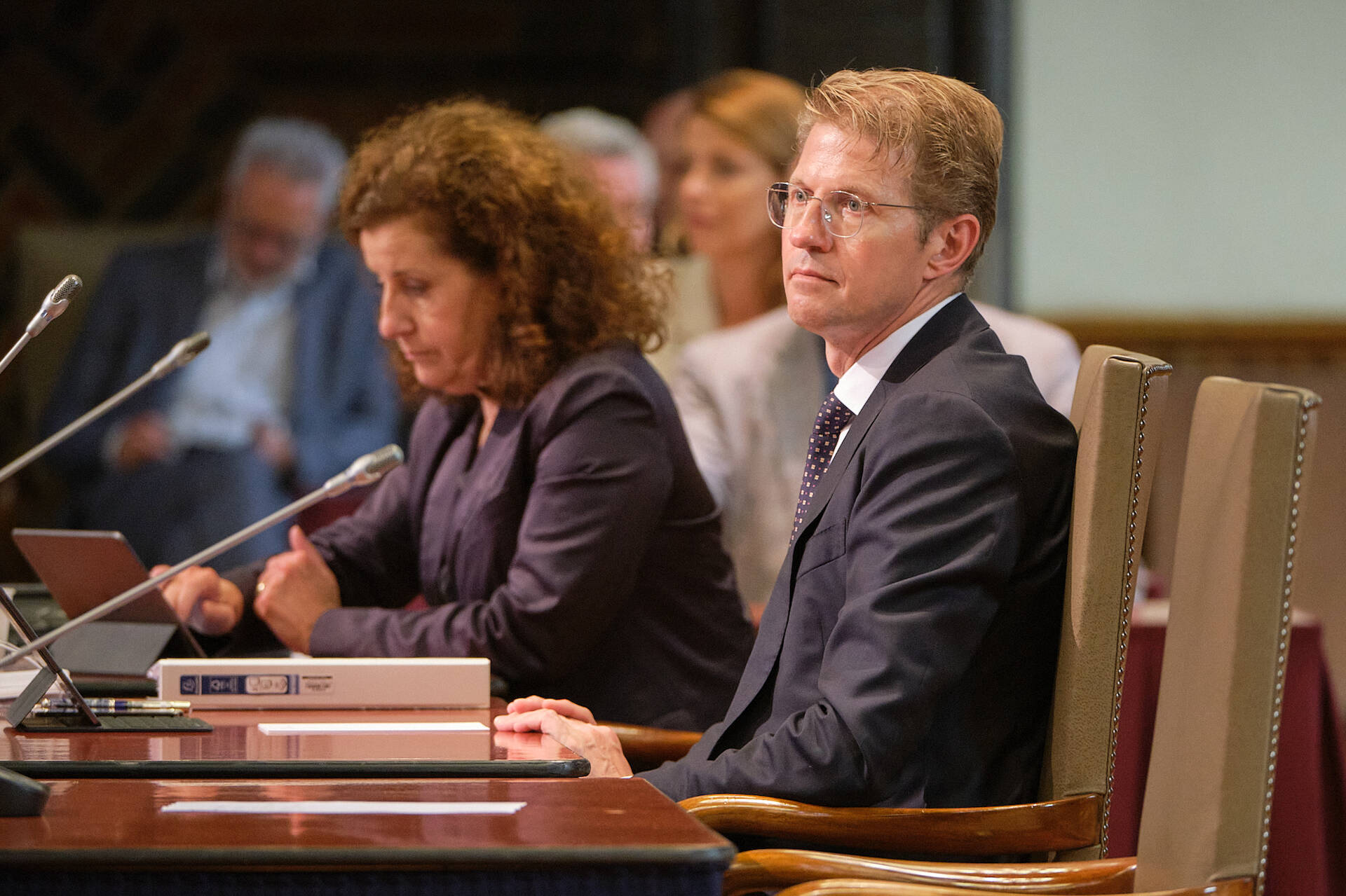 Minister van Engelshoven en minister Dekker tijdens het debat op 14 september 2021