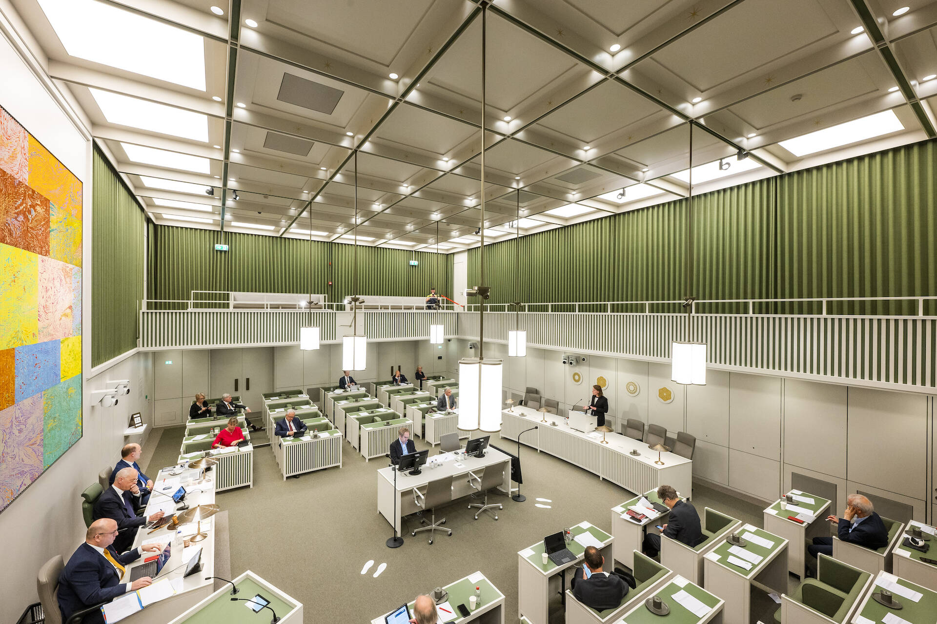 Overzichtsfoto plenaire zaal tijdens het debat op 24 mei 2022