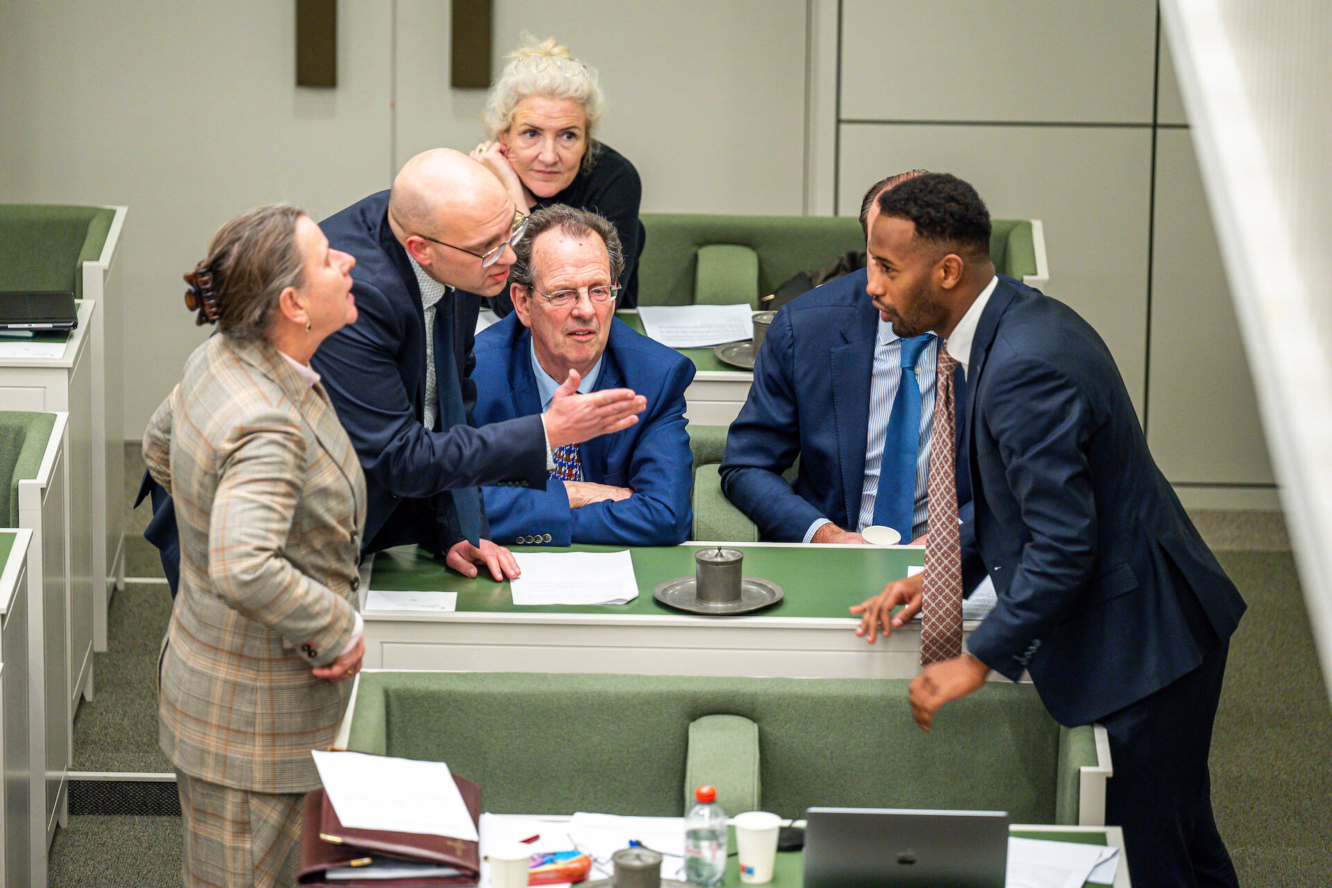 Tweede Kamerlid De Hoop (PvdA) in gesprek met leden van de PVV-fractie