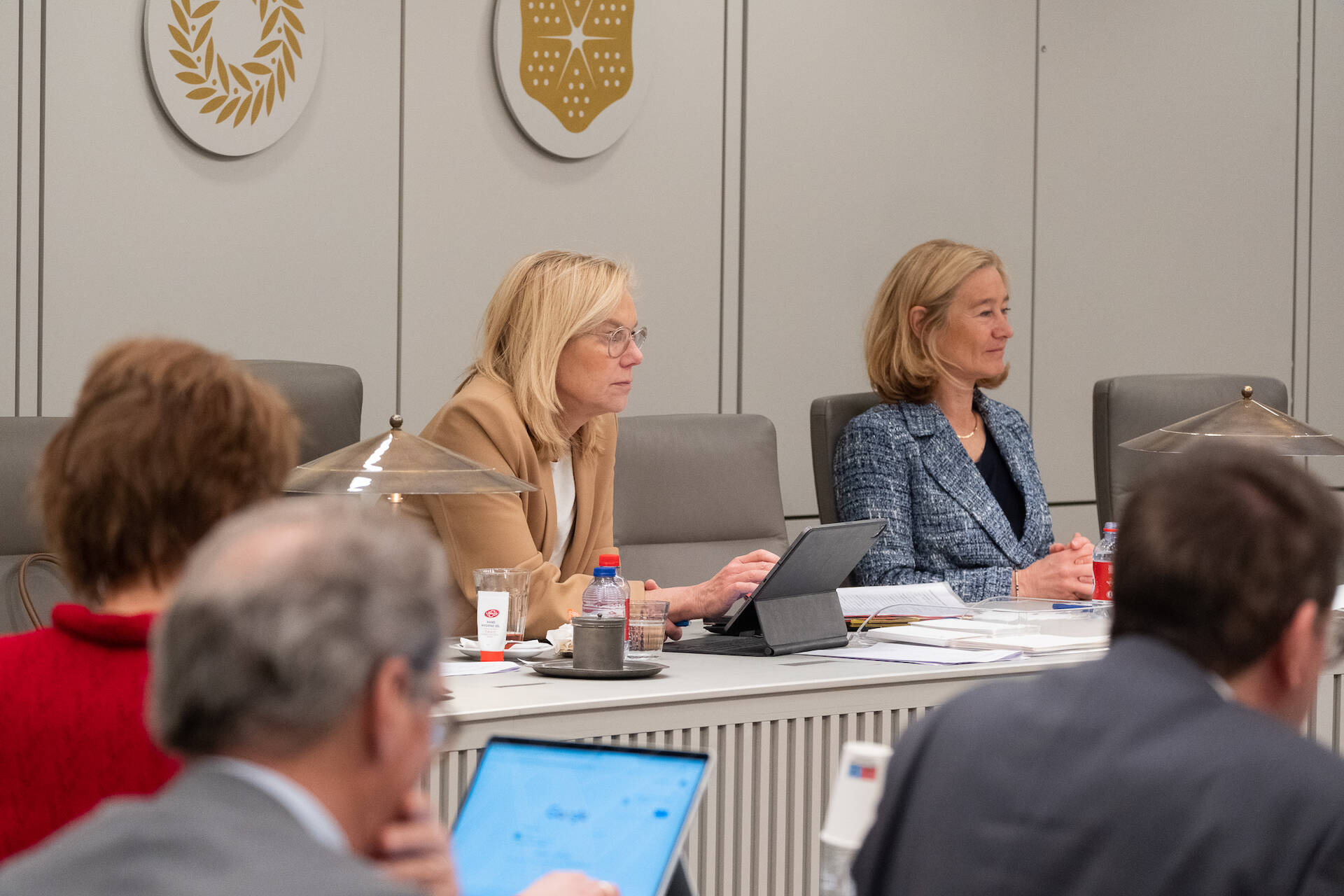 Minister Kaag (Financiën) en minister Adriaansens (Economische Zaken en Klimaat) tijdens het debat op 4 april 2023