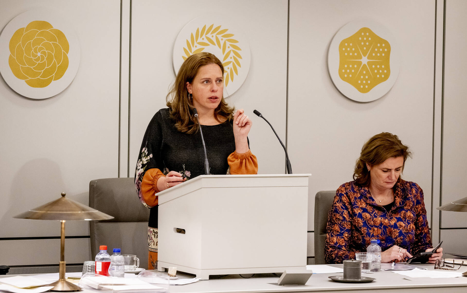 Demissionair minister Schouten (APP) tijdens het debat op 14 november 2023