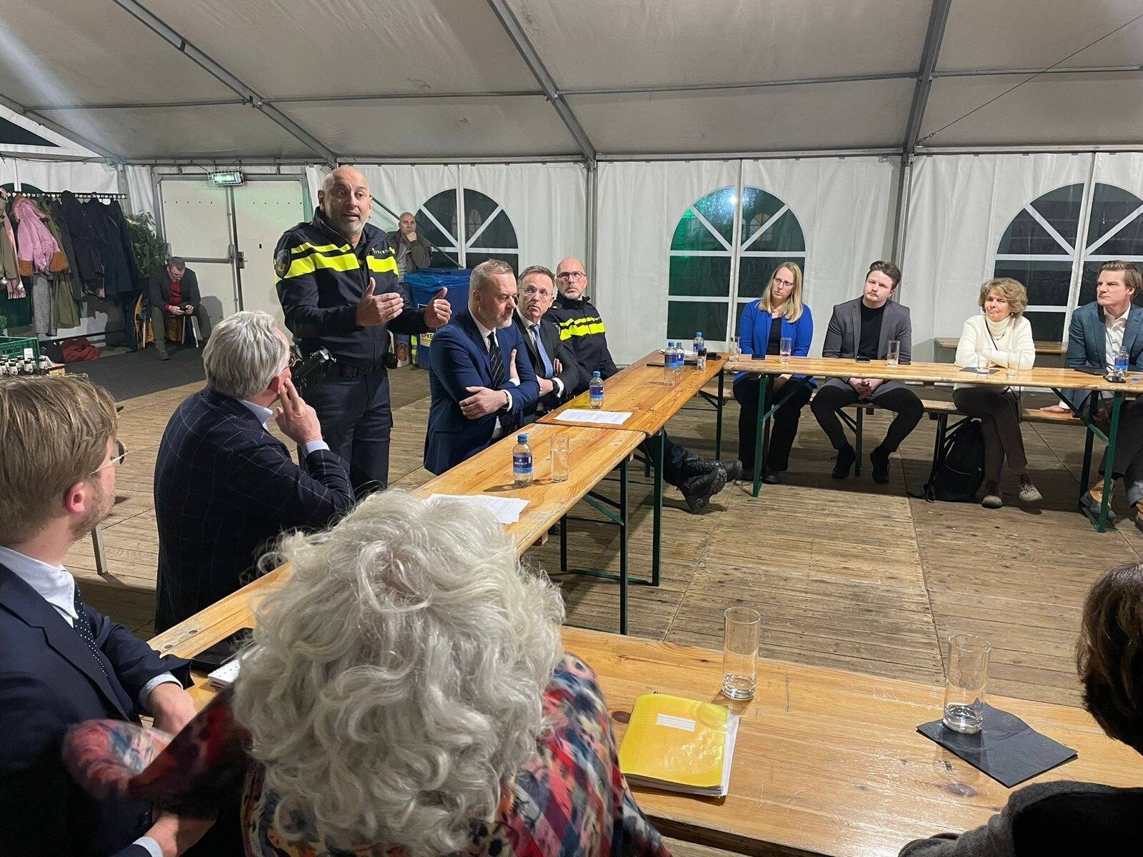 Kamerdelegatie bezoekt crisisnoodopvang asielzoekers Stadskanaal