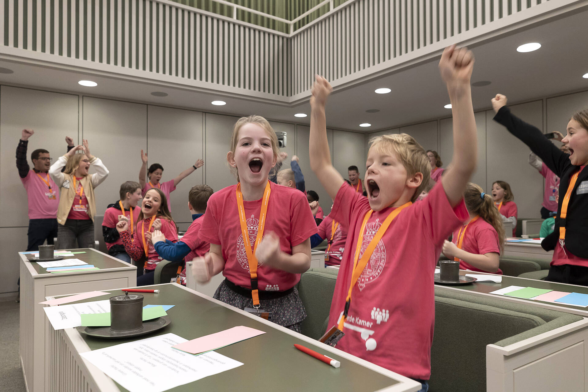 Juichende kinderen in roze t-shirts