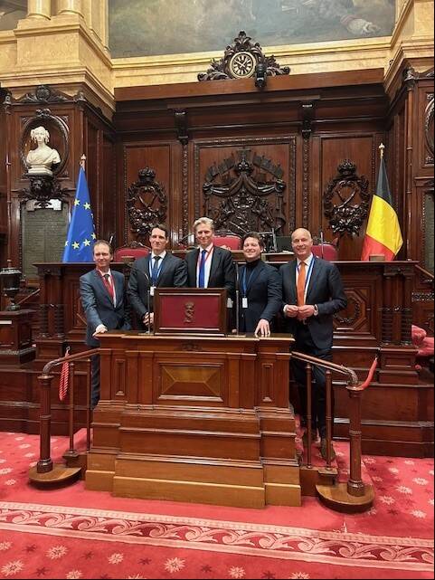 Foto van de Nederlandse delegatie met Van Hijum (NSC, Tweede Kamer), Van Dijk (PVV, Tweede Kamer), Van Apeldoorn (SP, Eerste Kamer), Van Campen (VVD, Tweede Kamer) en Panman (BBB, Eerste Kamer) in de Belgische Senaat. 