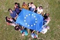 Mensen met Europese vlag in park