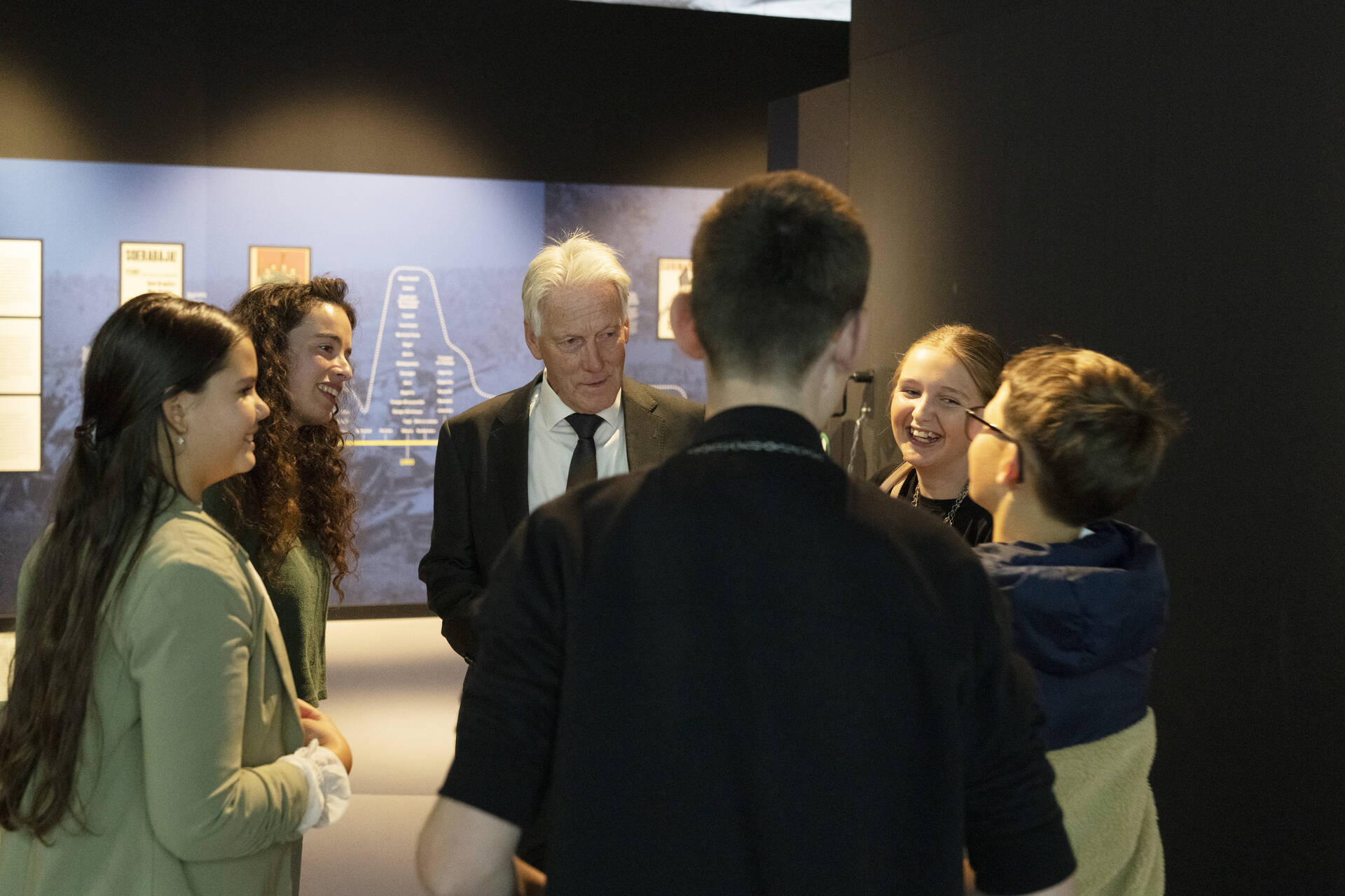 Senator Arie Griffioen (BBB) luistert aandachtig naar de leerlingen