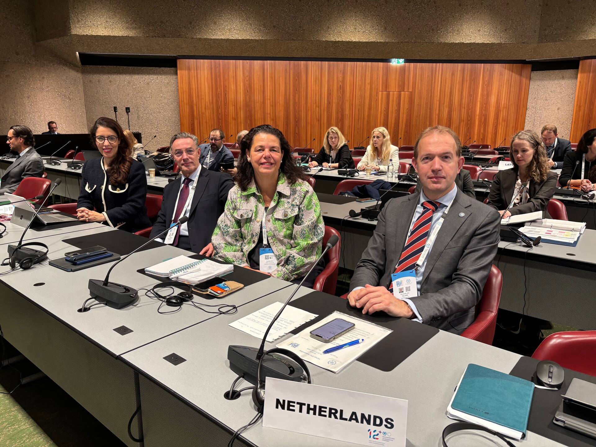 De delegatie (van links naar rechts): senator Belhirch (D66), senator Van de Sanden (Fractie-Van de Sanden), senator Van Langen-Visbeek (BBB) en senator Talsma (ChristenUnie)