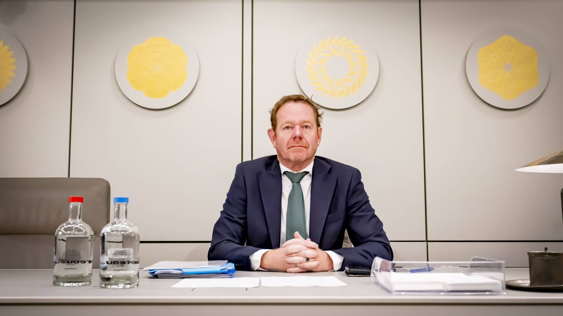 Demissionair minister Van Weel tijdens het debat op 4 november 2025