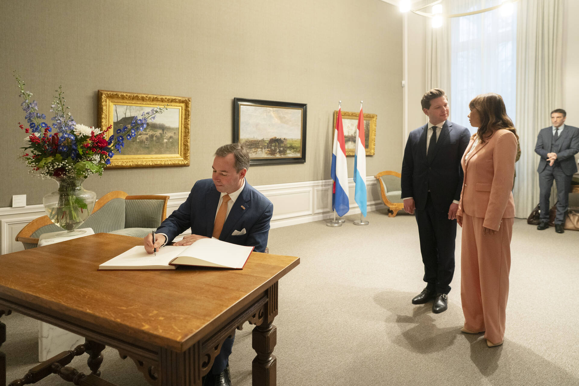 De Groothertog tekent het gastenboek