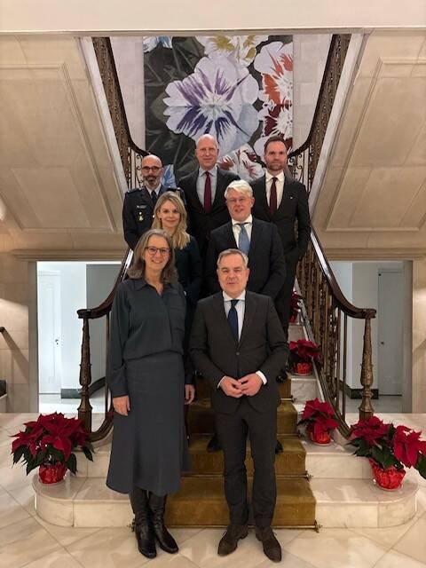 De delegatie met de Nederlandse ambassadeur