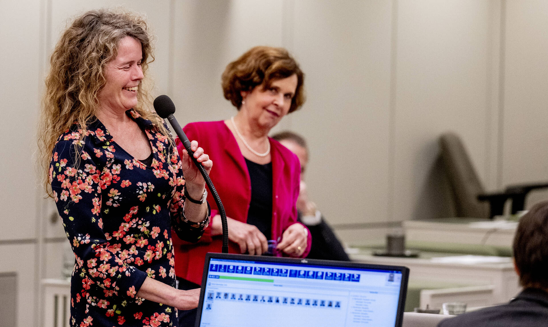 Senator Visseren-Hamakers (Fractie-Visseren-Hamakers) links en senator Moonen (D66) rechts