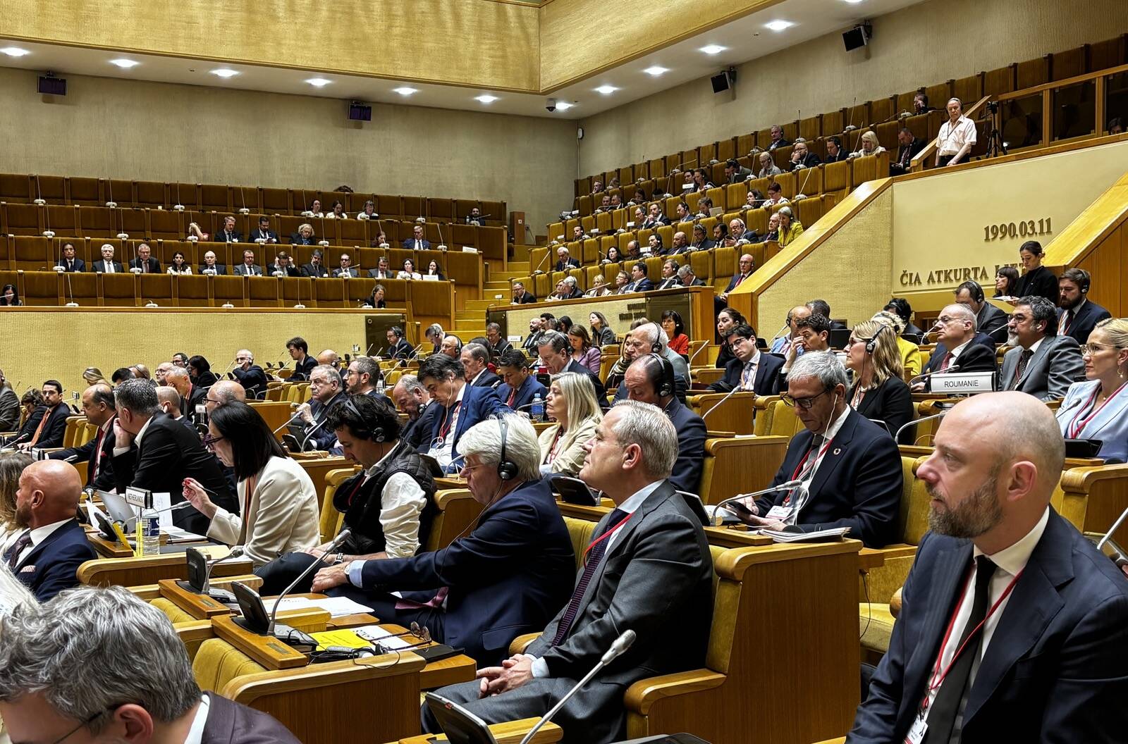 De Nederlandse delegatie in de plenaire zaal tijdens de NAVO PA in Vilnius