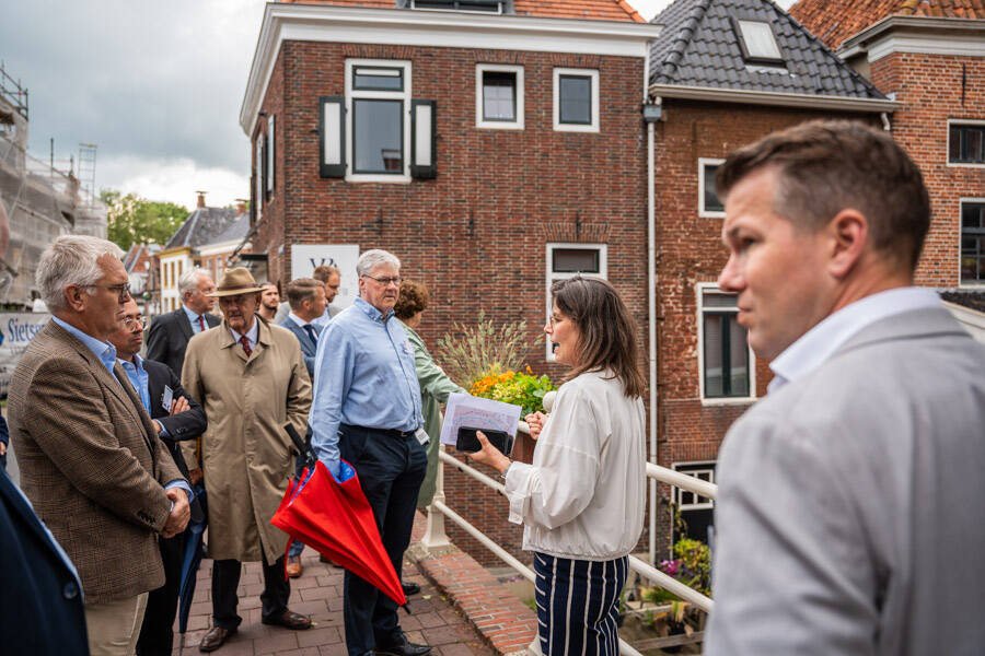 Aanwezigen worden rondgeleid door Appingedam
