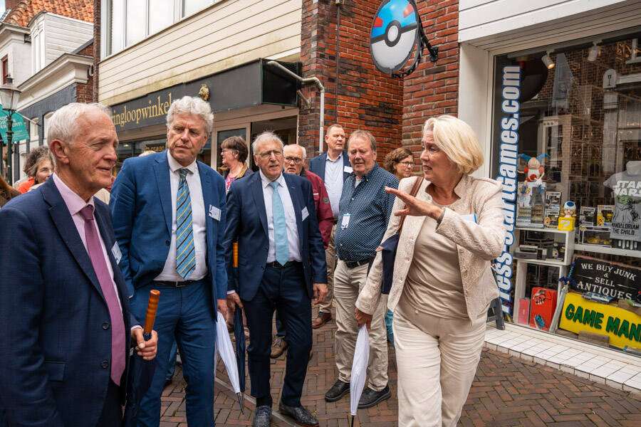 Wethouder Annalies Usmany-Dallinga (gemeente Eemsdelta) leidt Kamer- en Statenleden rond in Appingedam